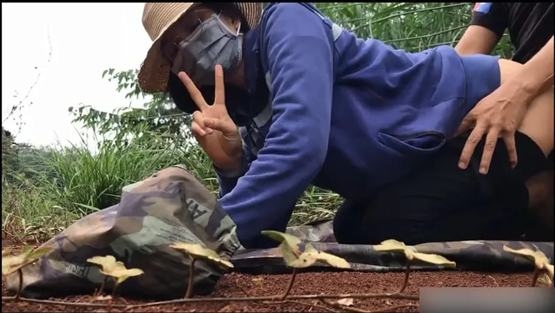 Vợ yêu dâm tuổi 24 - doggy em trên rẫy