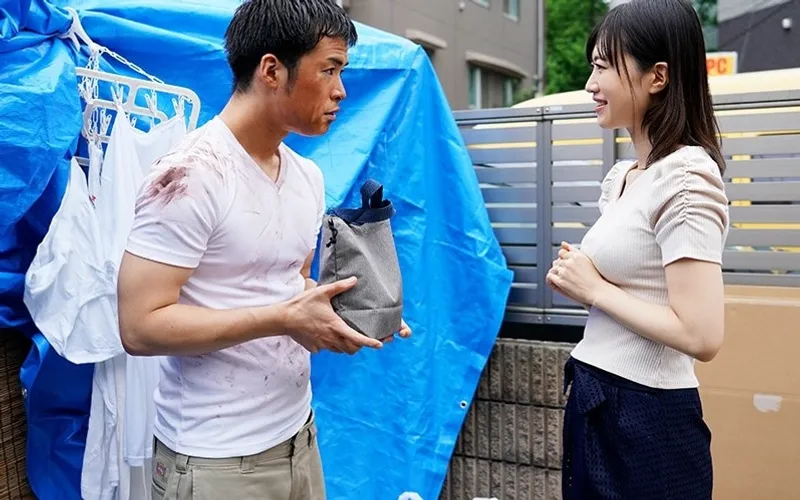 Vợ yêu trẻ tốt bụng và anh chàng vô gia cư may mắn