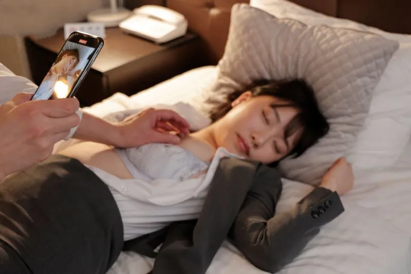 Chuyến công tác với kẻ tiếng tăm quấy rối ở công ty, cô gái bị chuốc thuốc ngủ