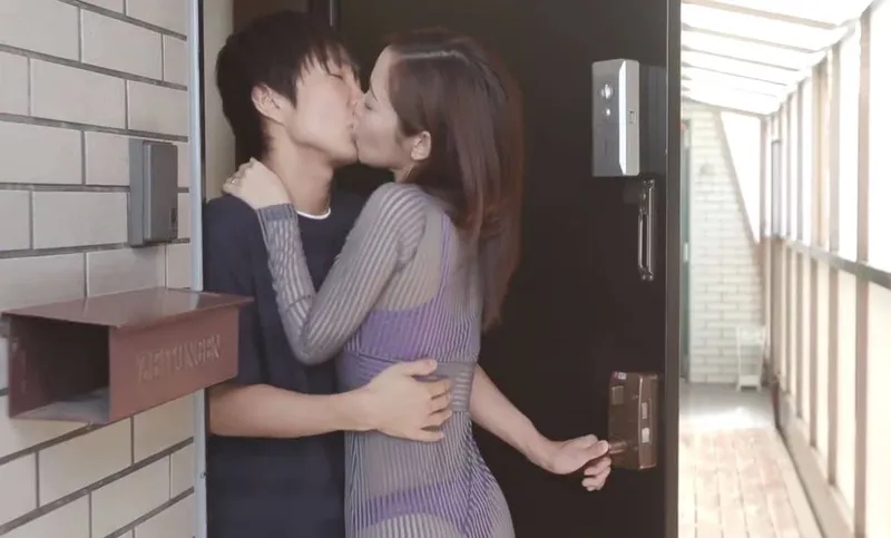 Người phụ nữ hàng xóm với chiếc quần lót lọt khe và cậu nhóc nhà sát bên may mắn