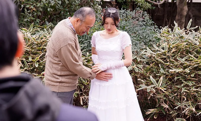 ông chồng quá yếu, cô vợ dù yêu nhưng vẫn thường xoạc với bố ông chồng đến có thai