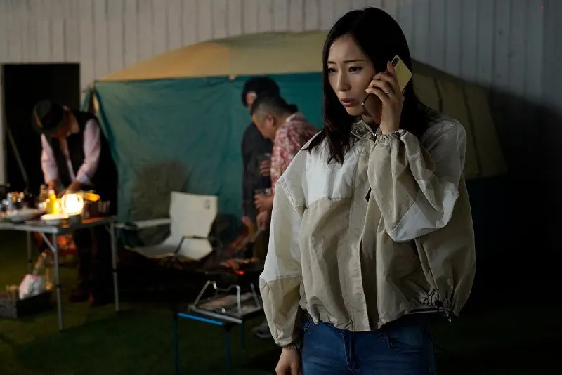 ông chồng nghĩ rằng vợ yêu đi cắm trại với hội phụ nữ nhưng không biết chỉ có 3 gã đàn ông