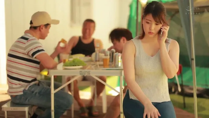 ông chồng khờ để người vợ tham gia sự kiện cắm trại với mấy gã cạnh bên nhà và cái kết