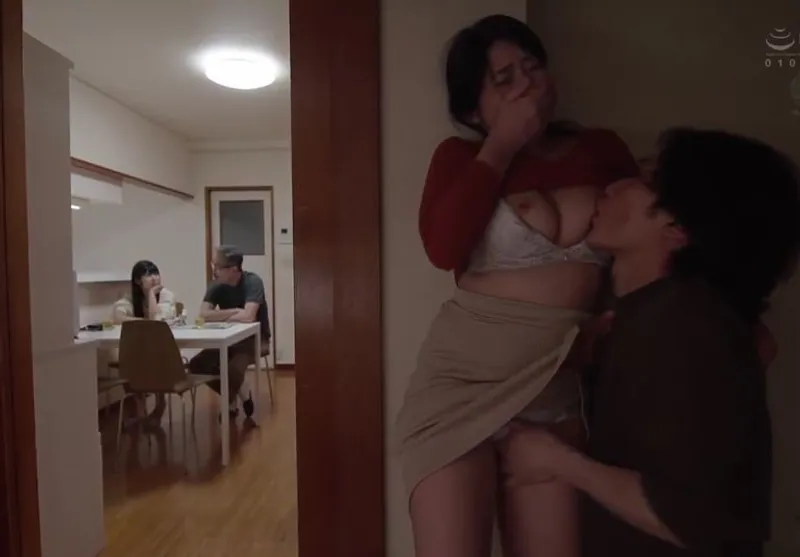 Má trộm nhìn cô vợ ông chồng con gái xoạc nào ngờ con rể nhìn thấy