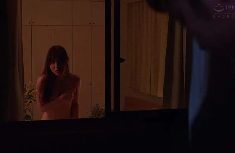 Em hotgirl cạnh nhà ông chồng ông xã nhà đối diện thường xuyên thay đồ ở ngay cửa sổ