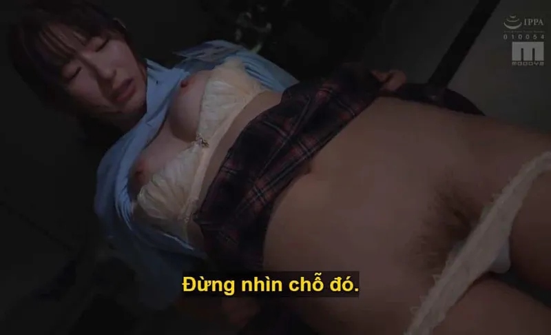 Ông sếp lập mưu đụ cô nhân viên dưới quyền kiêu căng lười nhác, suốt ngày chỉ chăm chăm chat chit với người yêu.