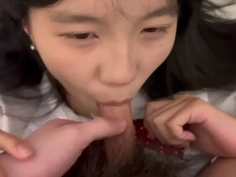 Em loli dễ thương liếm dương vật biến em thành con em đĩ nứng p2